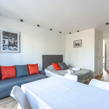 Sleeps 4 With Terrace, 500m Place Morny *