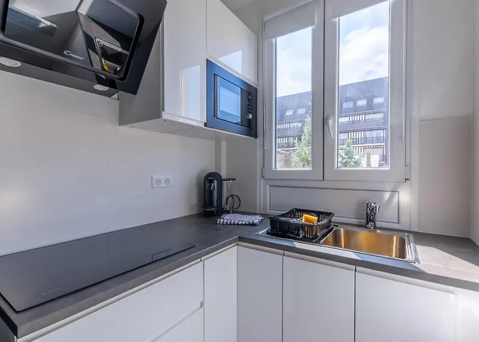 Apartment Sleeps 4 With Terrace, 500m Place Morny *