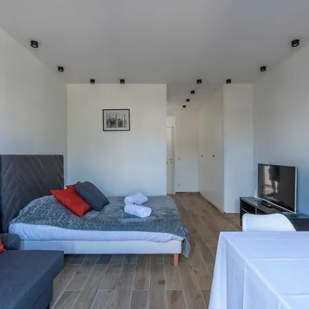 Apartmán Sleeps 4 With Terrace, 500m Place Morny