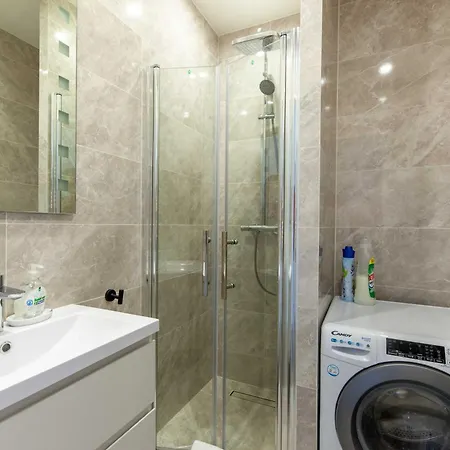 Sleeps 4 With Terrace, 500m Place Morny Lägenhet *