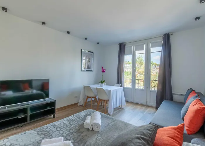 Sleeps 4 With Terrace, 500m Place Morny Apartman